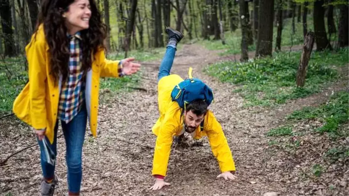 Düşen insanlara neden güleriz?