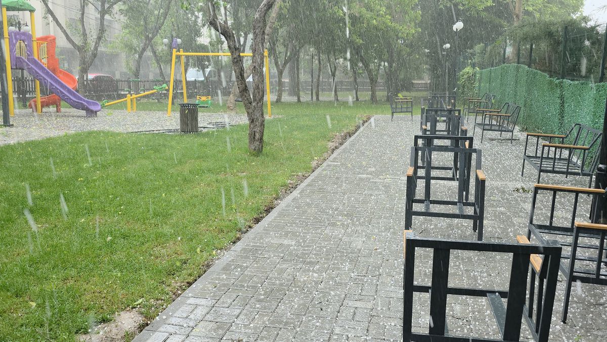 Düzce'de Aniden Bastıran Dolu, Vatandaşları Kapalı Alanlara Sığındırdı