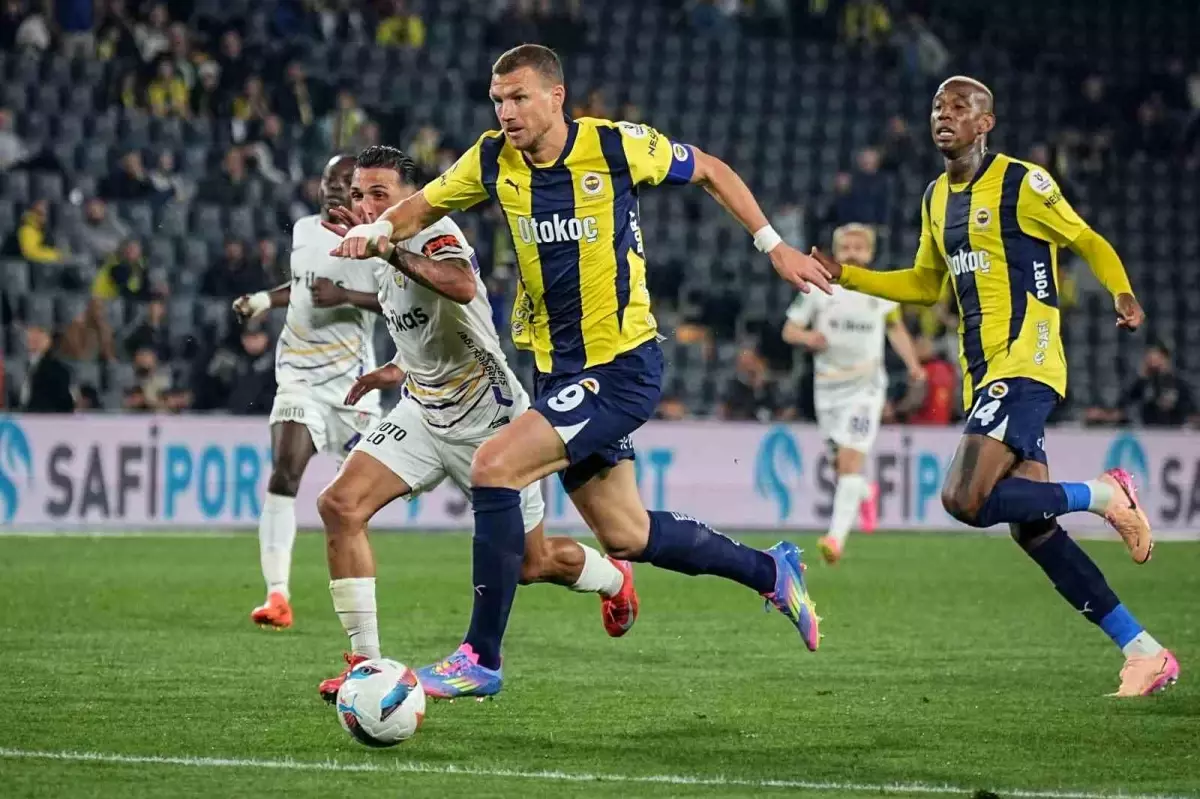 Edin Dzeko Sezonun 21. Gölyle Fenerbahçe'yi Şampiyonluğa Yaklaştırdı