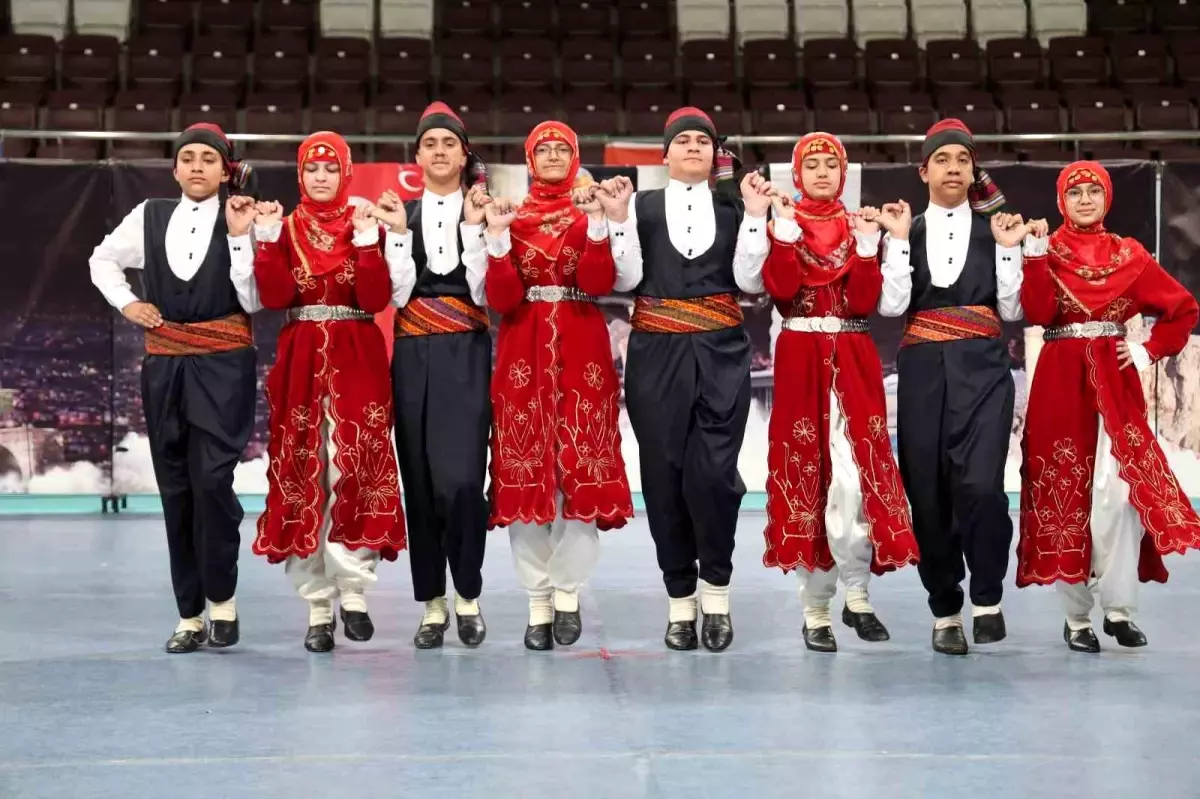 Elazığ'da Halk Oyunları Bölge Grup Yarışması Renkli Görüntülere Sahne Oldu