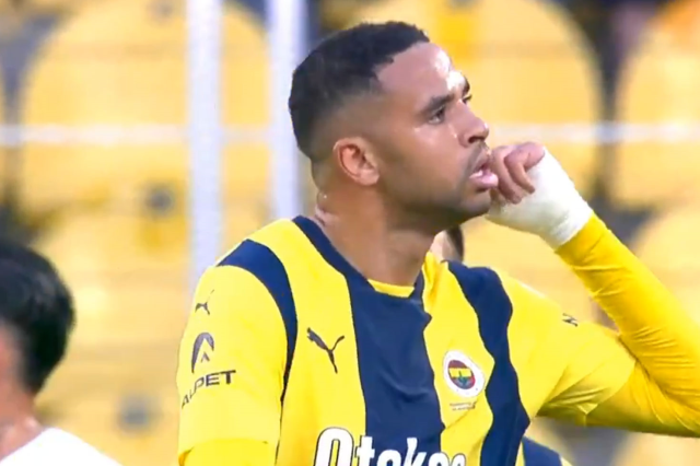 En-Nesyri made a gesture to the fans after scoring a goal