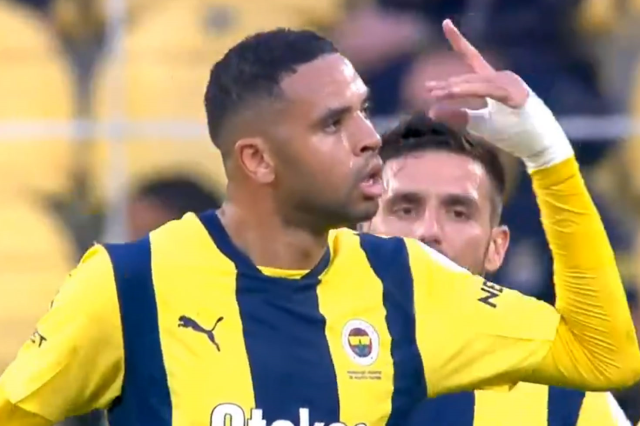 En-Nesyri made a gesture to the fans after scoring a goal