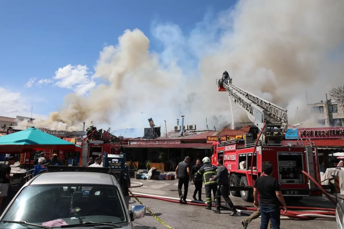 Erzincan'da Lokantada Çıkan Yangın Yakınındaki İş Yerlerine Sıçradı