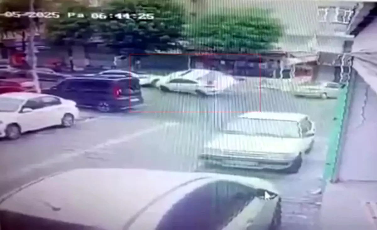 Esenyurt'ta Park Halindeki Araçlara Çarpan Sürücü Direksiyon Hakimiyetini Kaybetti
