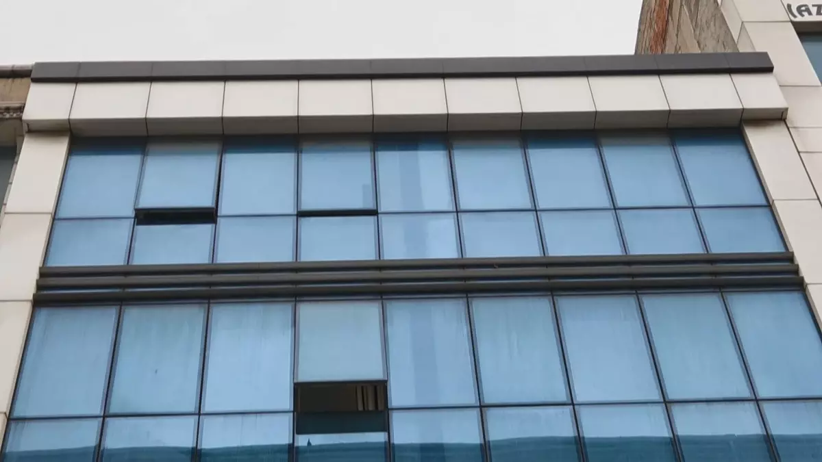 Esenyurt'ta Ruhsatsız Kliniklere Mühür ve Suç Duyurusu