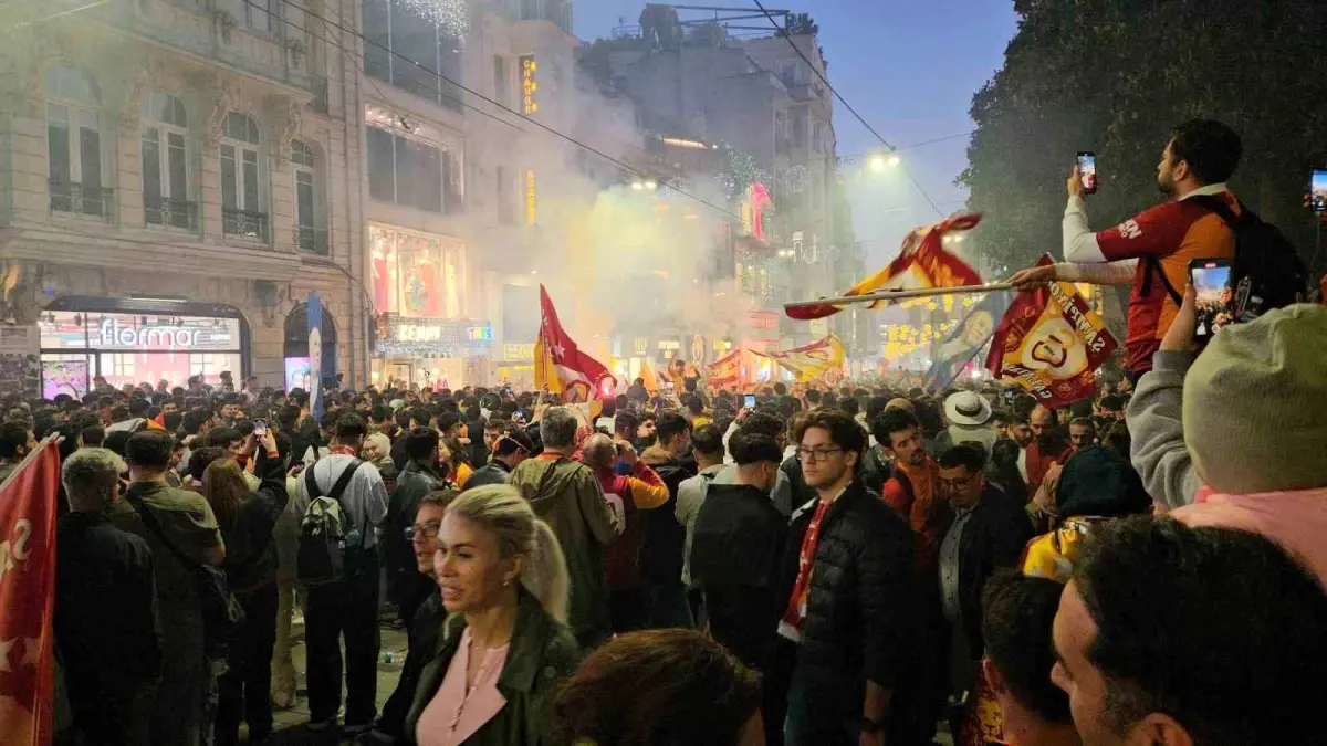 Galatasaray 25. Şampiyonluğunu İlan Etti, Taksim'de Büyülü Kutlama
