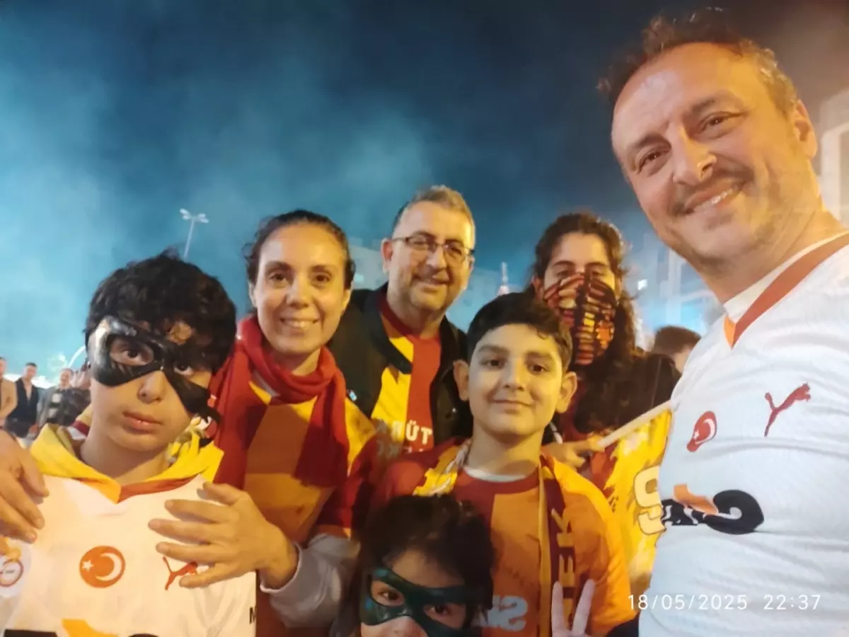 Galatasaraylı Taraftarlar Osimhen Maskeleriyle Şampiyonluğu Kutladı