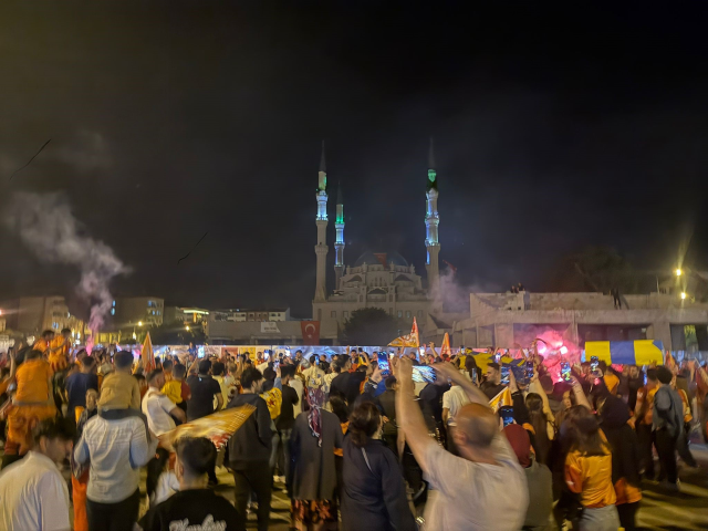 Galatasaray fans celebrated the championship with the coffin of Fenerbahçe and Beşiktaş