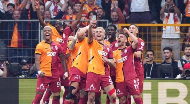 Galatasaray fans celebrated the championship with the coffin of Fenerbahçe and Beşiktaş