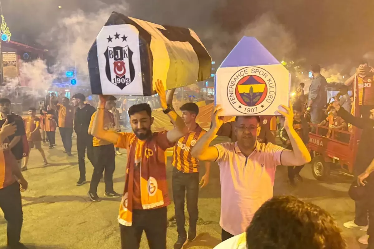 Galatasaraylı taraftarlar şampiyonluğu Fenerbahçe ve Beşiktaş'ın tabutunu kaldırarak kutladı