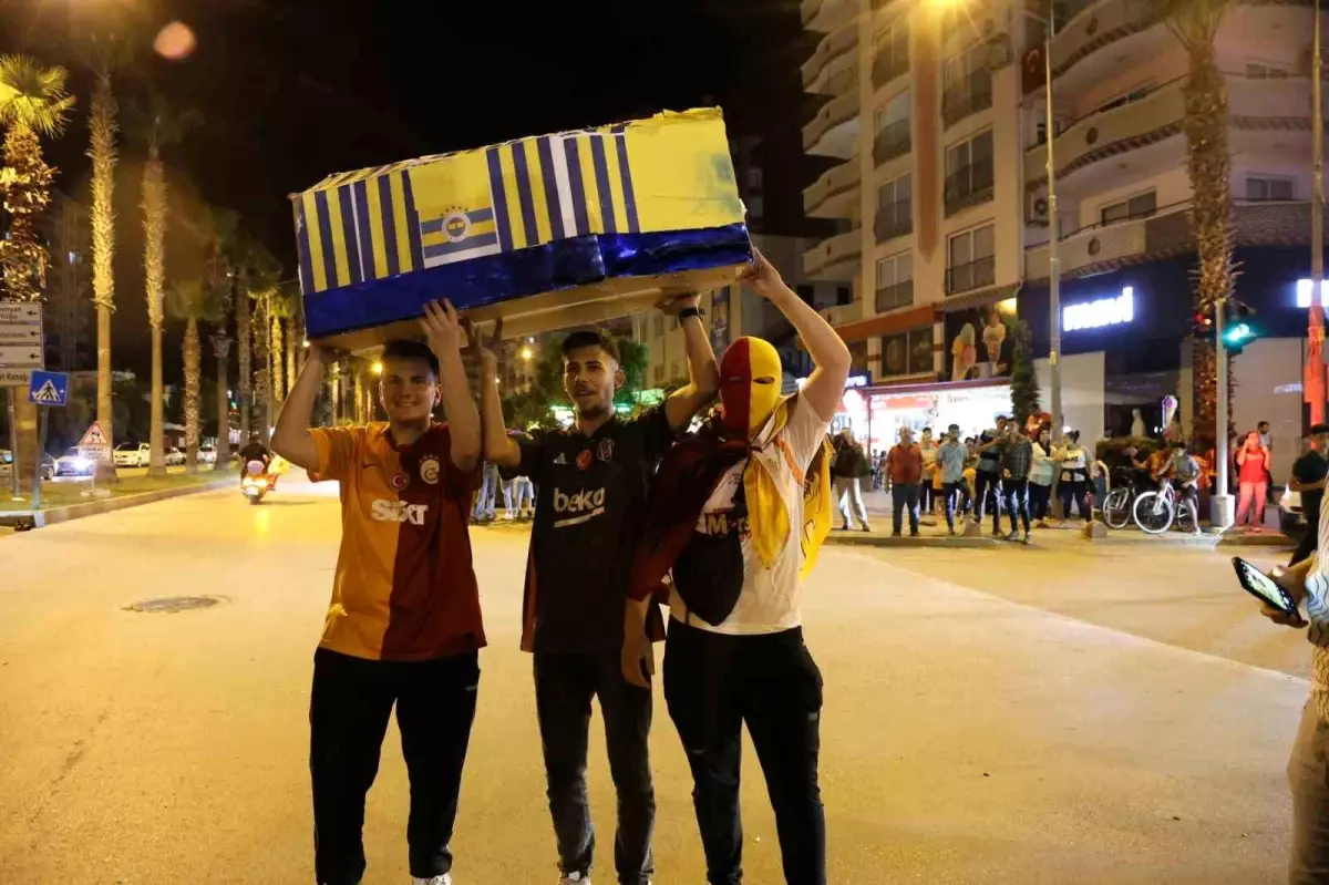 Galatasaray Şampiyonluğunu Kutladı, Fenerbahçe'ye İlginç Gönderme Yapıldı