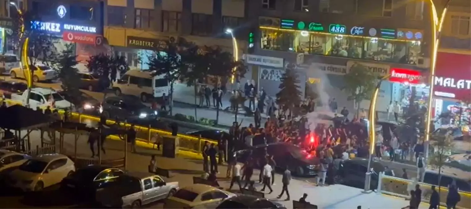 Galatasaray Taraftarları Hakkari'de Şampiyonluğu Coşkuyla Kutladı