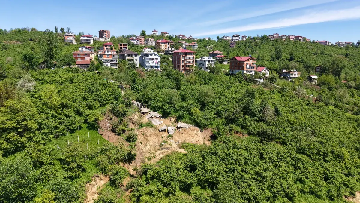 Yeşilce Mahallesi'nde Heyelan Sonrası Yol Çökmesi, Mahalle Halkını Mağdur Ediyor