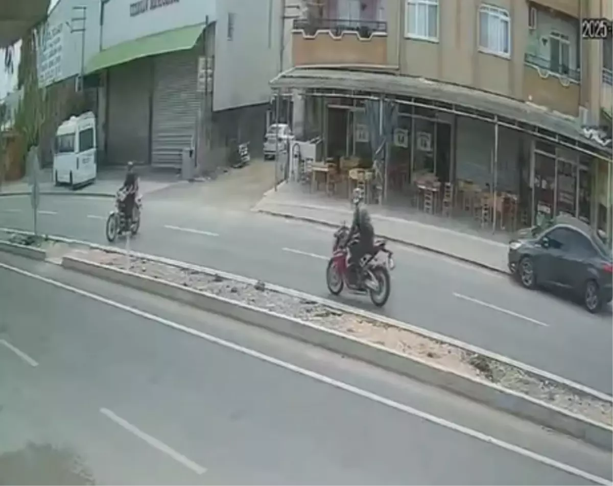 Adana'da Motosiklet Kazası: İki Sürücü Ağır Yaralandı