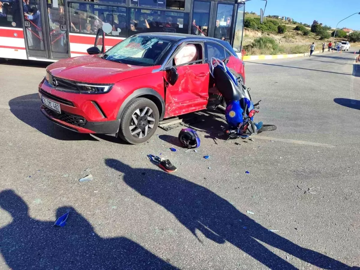 Foça'da Otomobil ve Motosiklet Çarpıştı: 1 Kişi Ağır Yaralandı
