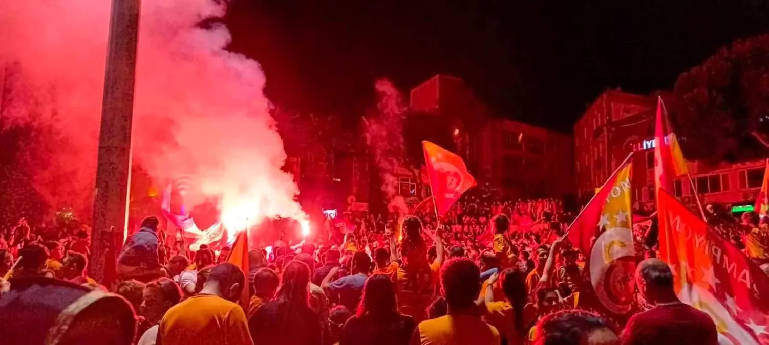 Galatasaray'ın Şampiyonluğu İzmir'de Coşkuyla Kutlandı