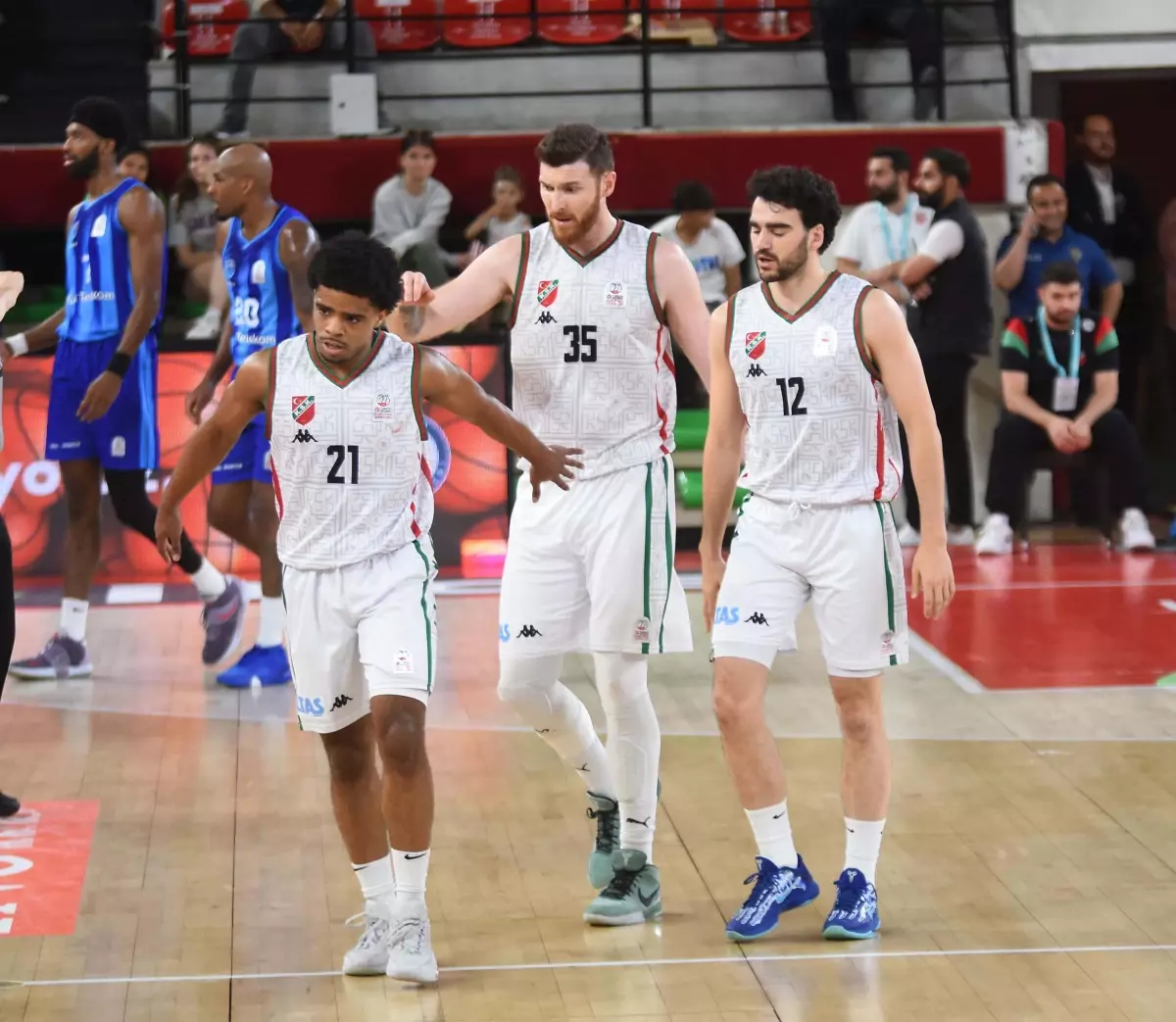Karşıyaka Basketbol Takımı, Kümede Kalarak Geleceğe Dönüş Mücadelesi Veriyor