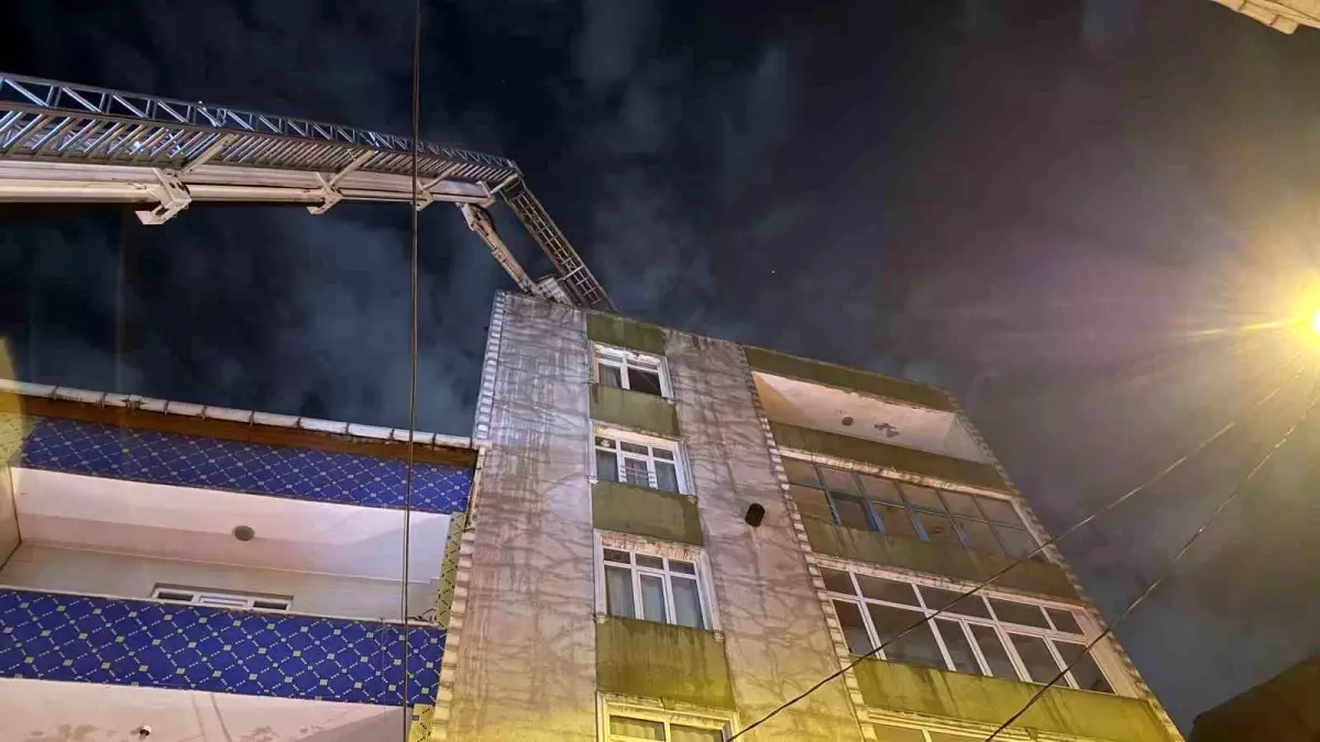 Küçükçekmece'de 7 Katlı Binada Yangın Paniği