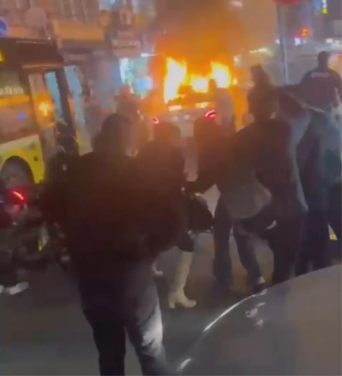 Galatasaray Şampiyonluk Kutlamasında Havai Fişek Faciası: Otomobil Yangını