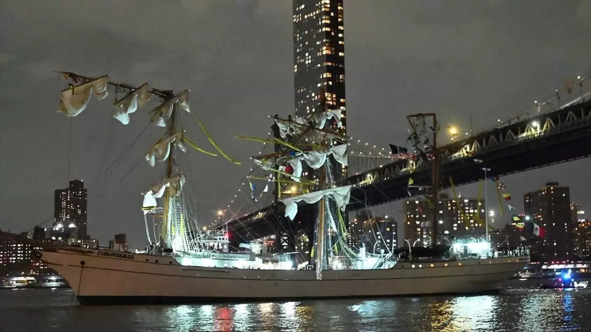 Meksika Donanmasına Ait Eğitim Gemisi Brooklyn Köprüsü'ne Çarptı: 2 Ölü, 19 Yaralı