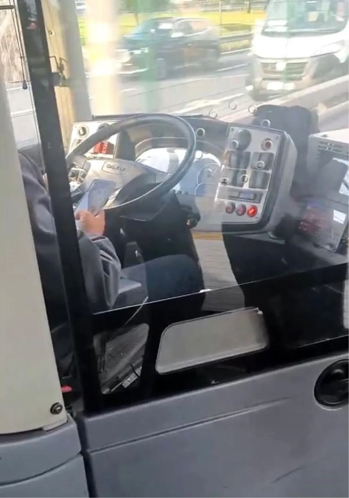 Metrobüs Sürücüsünün Seyir Halinde Sohbeti ve Telefonla Oyun Oynama İfadesi