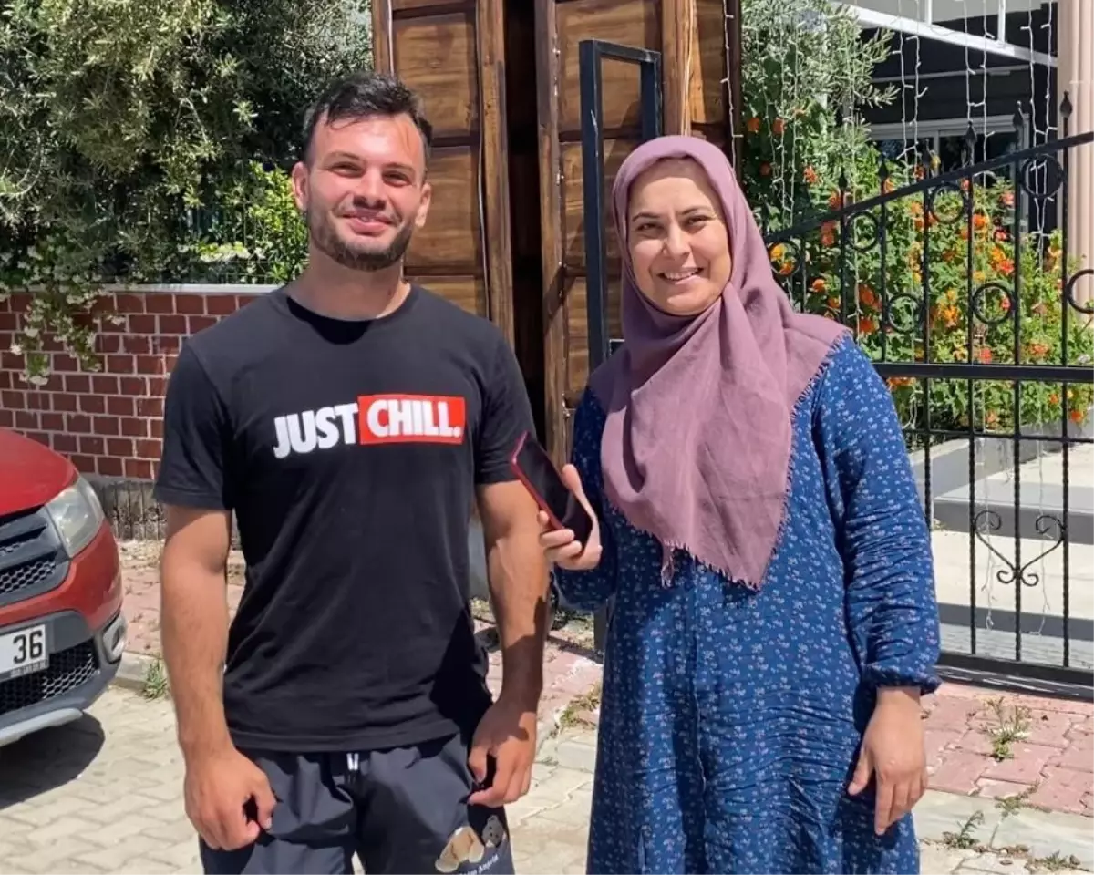 Moldovalı Turist, Bulduğu Cep Telefonunu Sahibine Teslim Etti