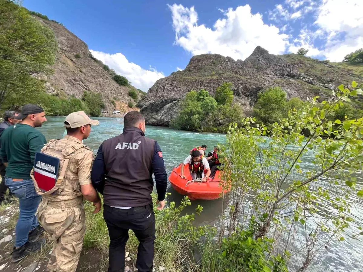Tunceli'de Munzur Nehri'nde Mahsur Kalan Vatandaş Kurtarıldı