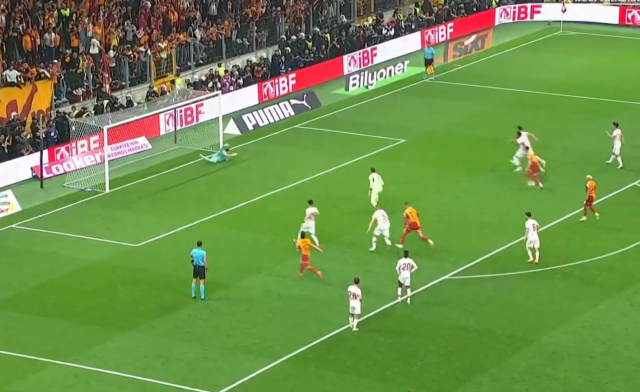 Muslera şampiyonluk maçında penaltı attı Muslera şampiyonluk maçında penaltı attı