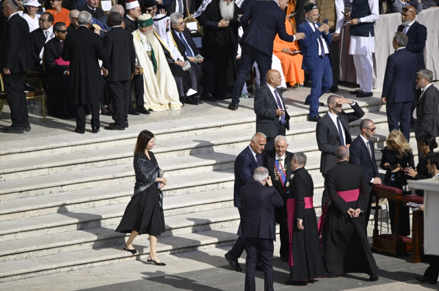 Pope Leo 14th put on the Fisherman's ring, officially started his duty