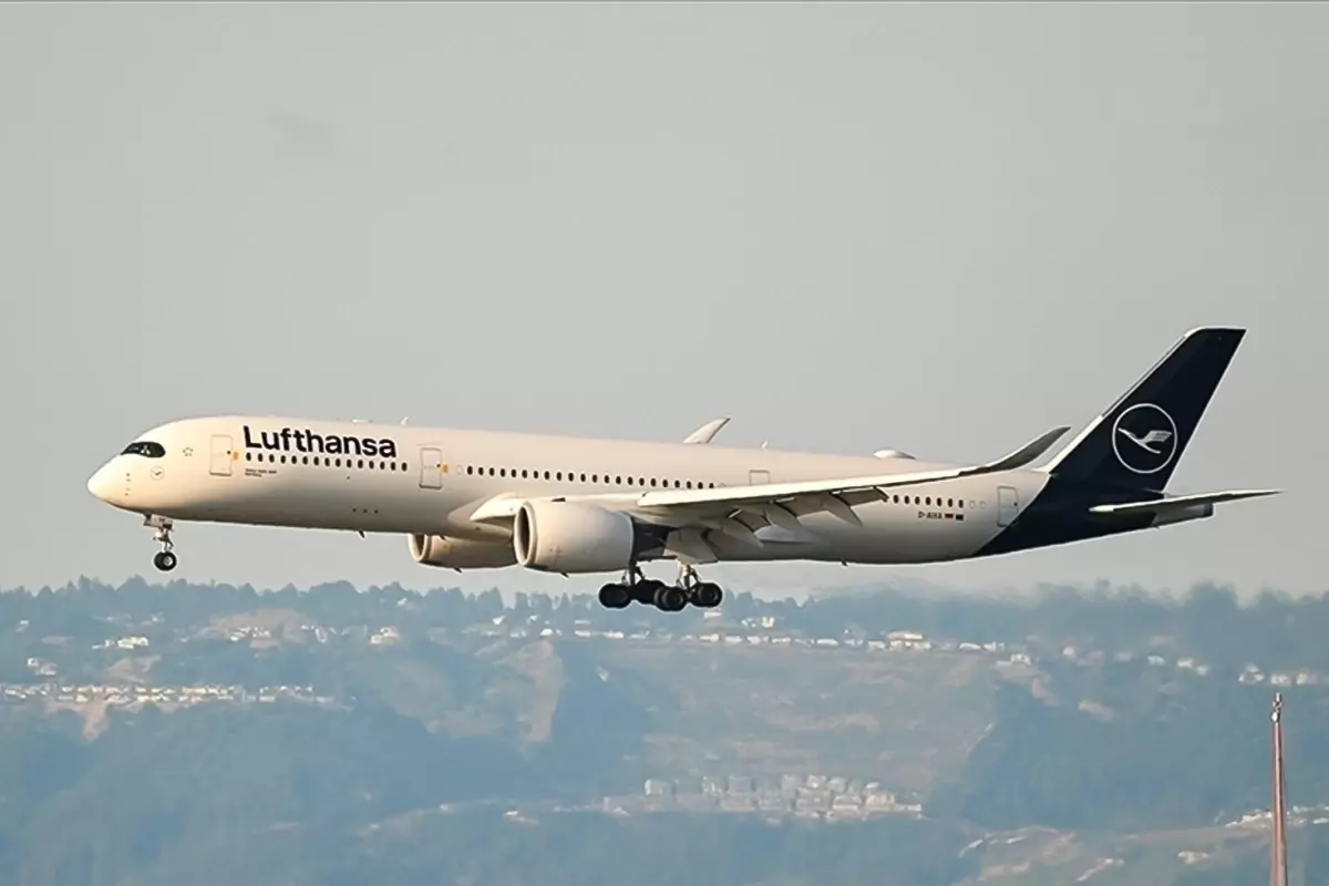 Pilot tuvalete gitti, yardımcısı kokpitte bayıldı! 200 yolcu pilotsuz kaldı