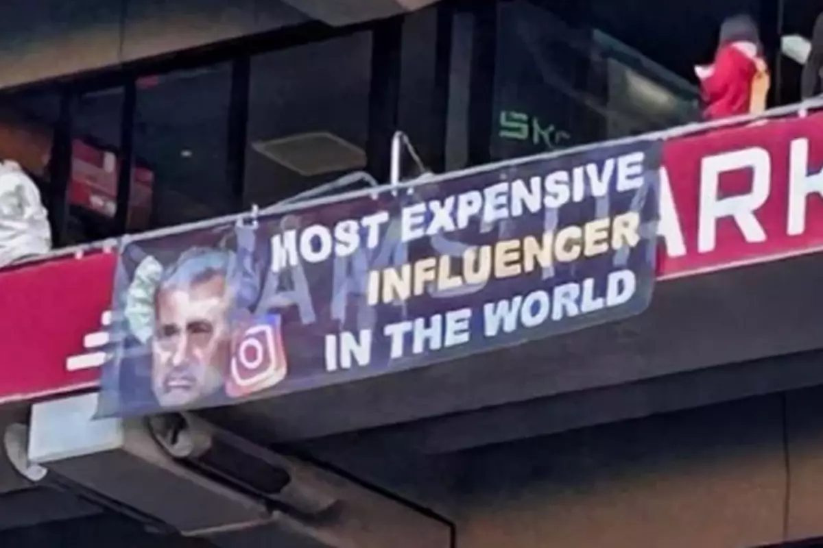 RAMS Park'ta şampiyonluk maçı öncesi Mourinho pankartı