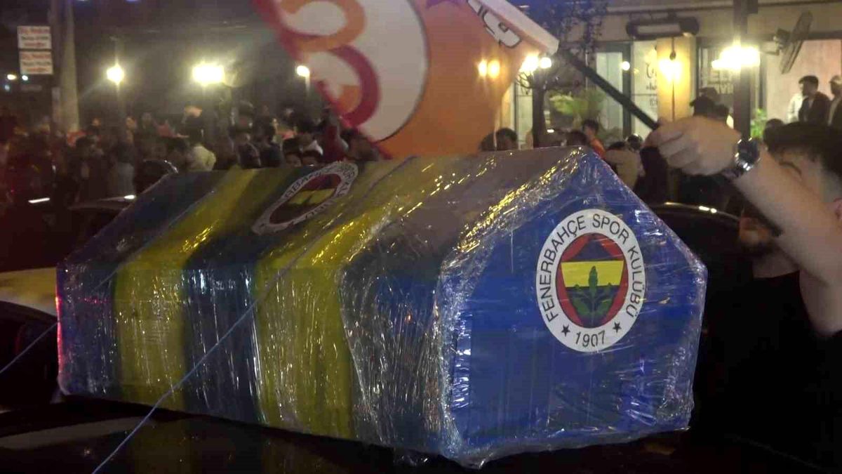 Galatasaray 25. Şampiyonluğunu Kutladı, Fenerbahçe'ye Gözdağı Verdi