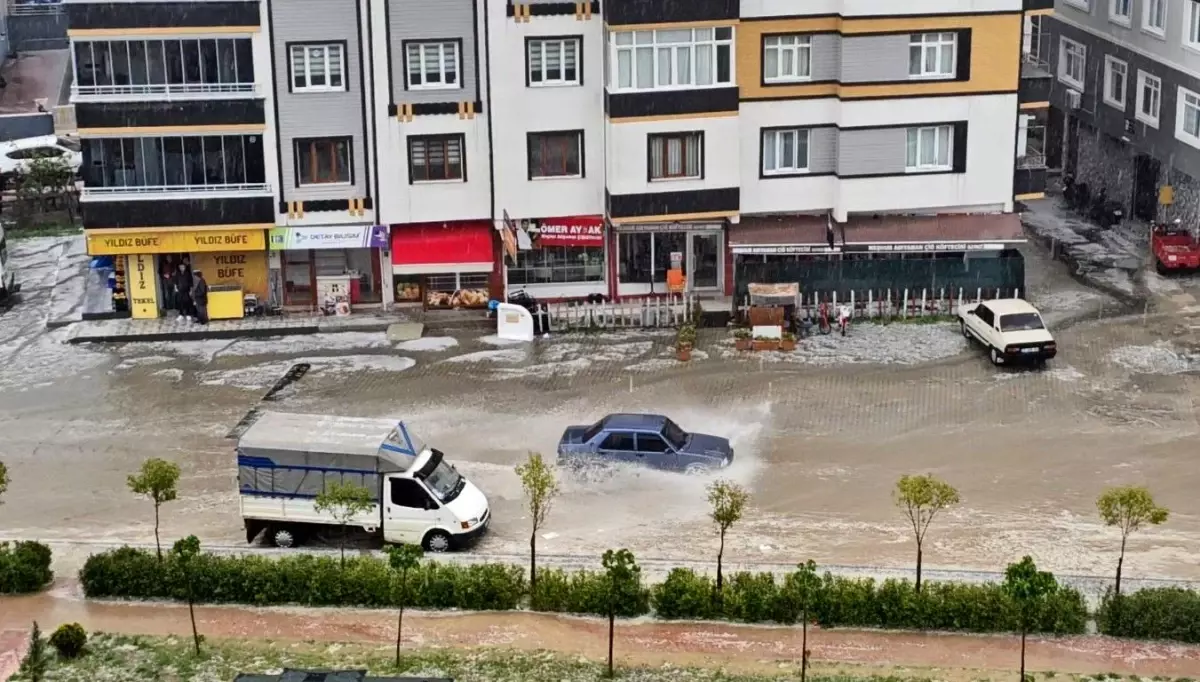 Sinop'un Boyabat İlçesinde Şiddetli Dolu ve Sağanak Yağış Hayatı Olumsuz Etkiledi