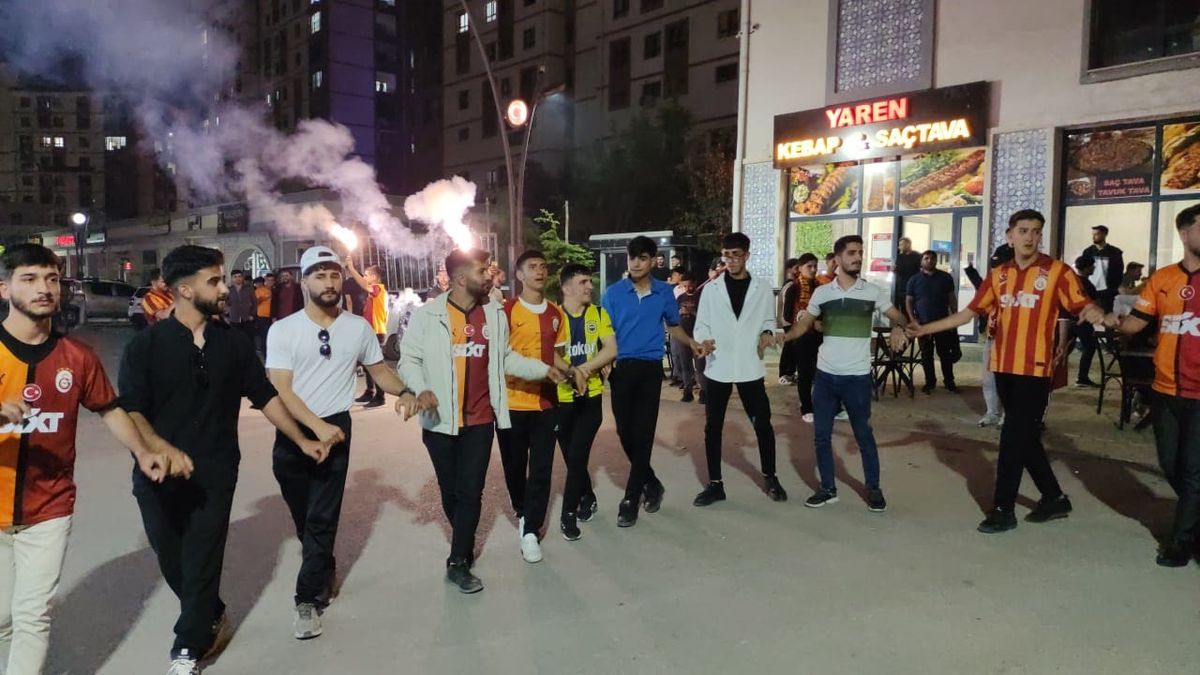 Galatasaray Taraftarları, Şampiyonluğu Dört Şehirde Coşkuyla Kutladı