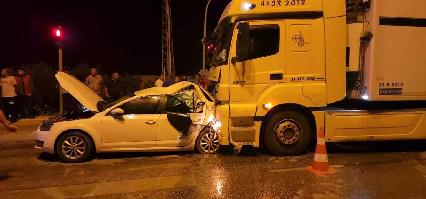 Hatay'da Tırla Çarpışan Otomobilde 2 Yaralı