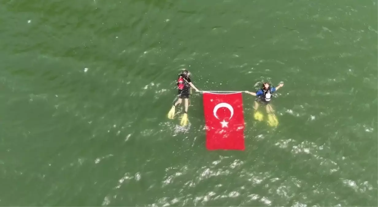 Ovacık'ta Dalgıçlar 19 Mayıs'ı Su Altında Kutladı