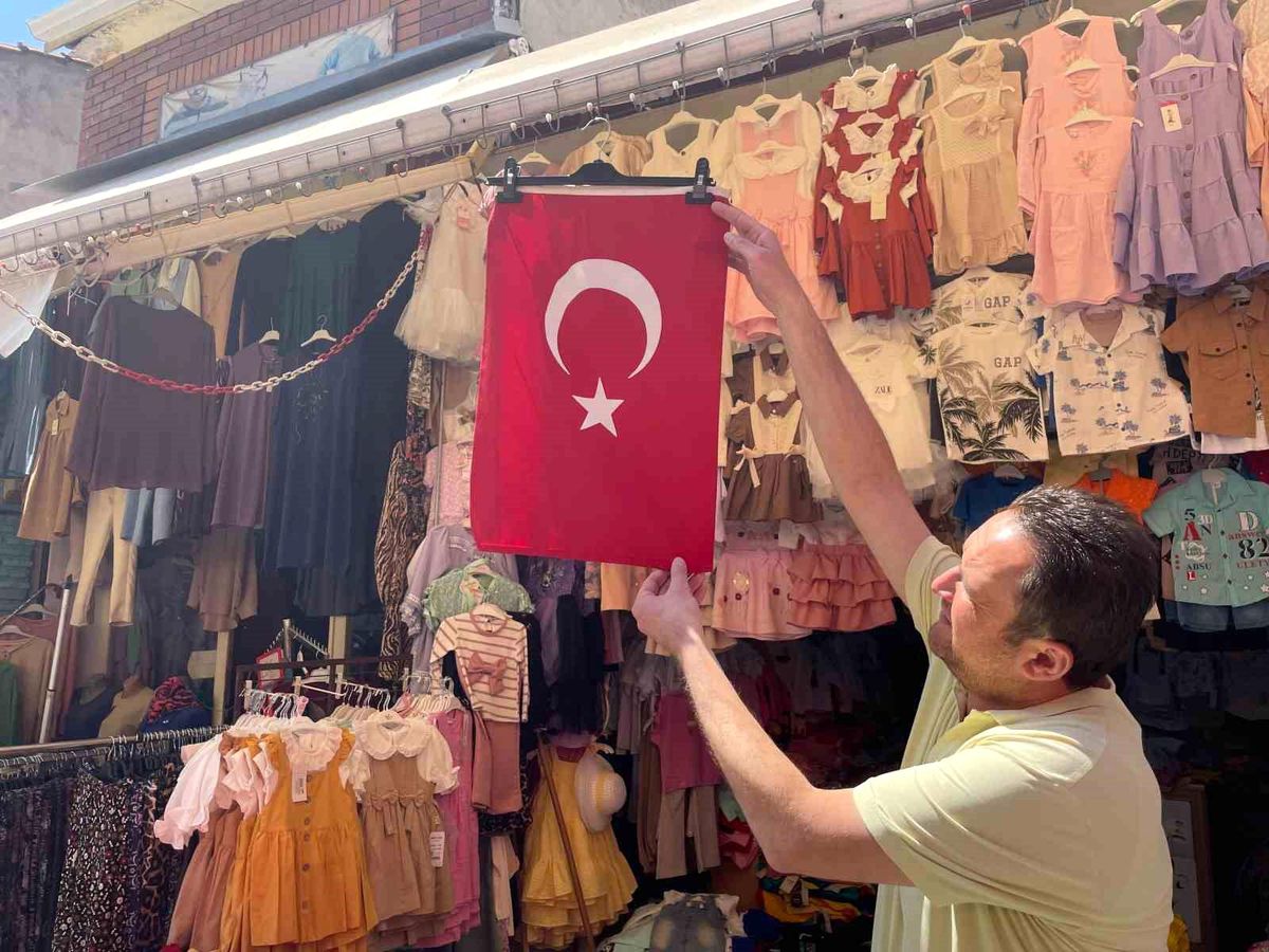 Eskişehir'de 19 Mayıs Coşkusu: Esnaf Dükkanlarını Bayraklarla Süsledi