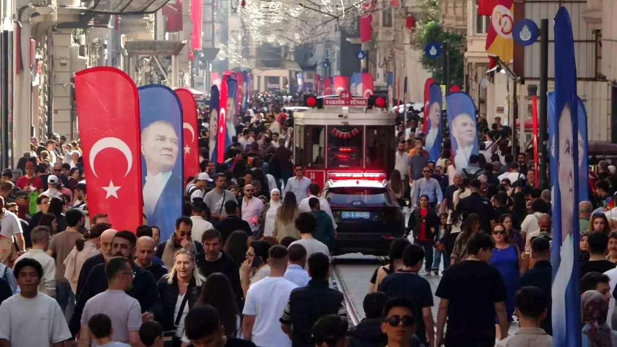 Taksim Meydanı ve İstiklal Caddesi, 19 Mayıs Bayramı için Süslendi