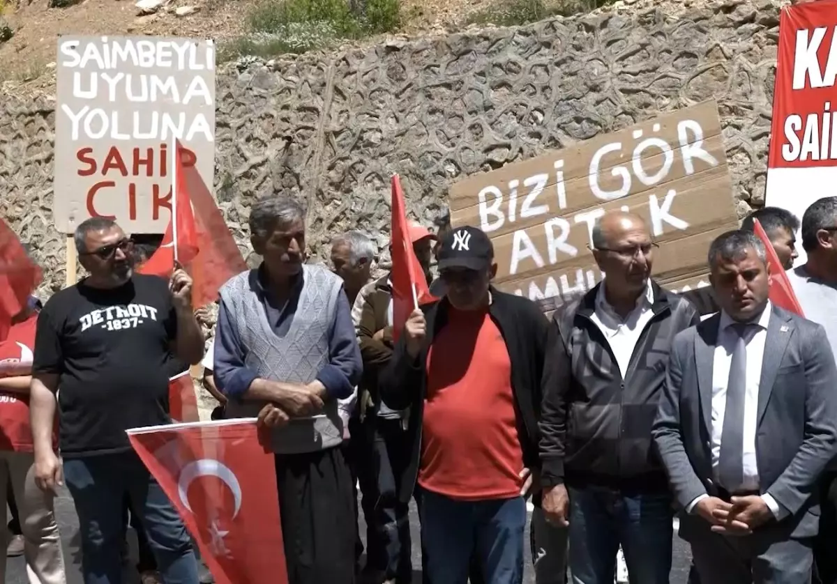 Adana'da Kaya Düşmesi İle 4 Öğretmenin Ölümüne Neden Olan Yol İçin Eylem Yapıldı