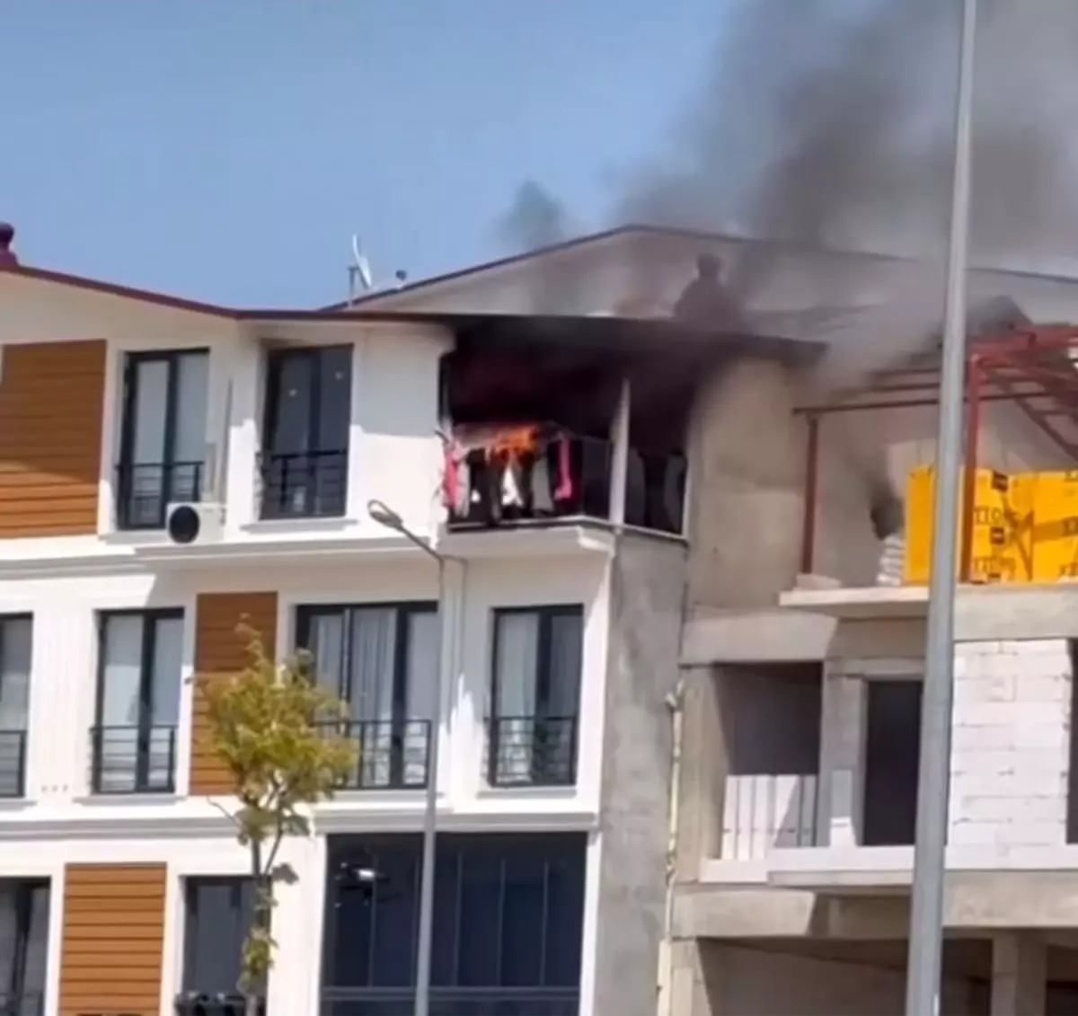 Bursa'da 3 Katlı Evde Yangın