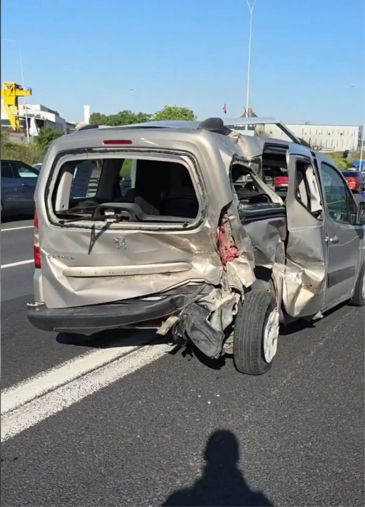 Kocaeli'de Otomobil ile Ticari Araç Çarpıştı: 2 Yaralı