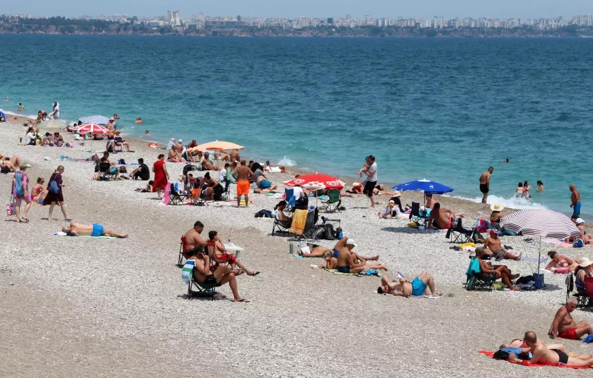 Antalya'da Sıcak Hava Tatilcileri Cazip Kıldı