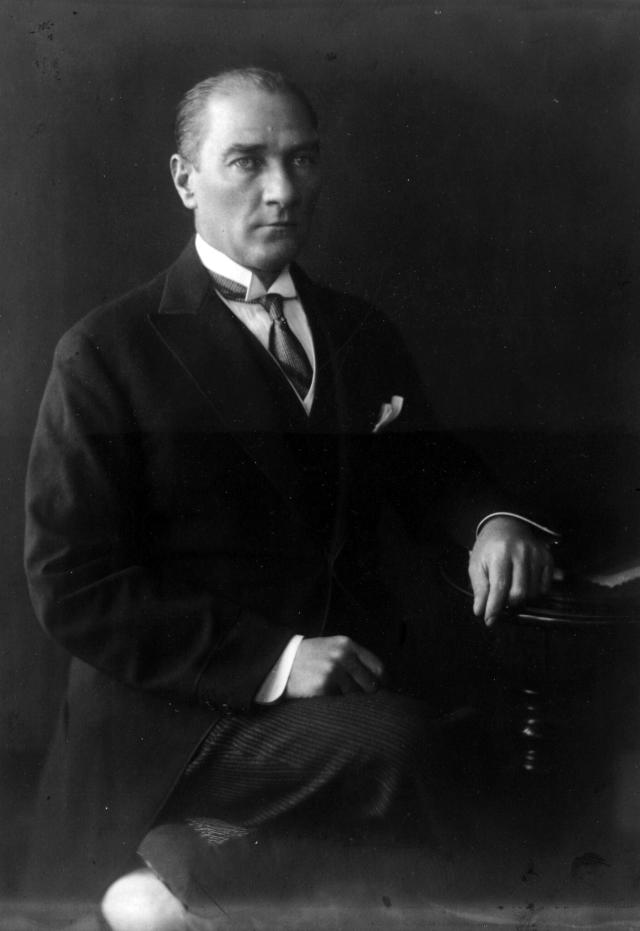 It has been revealed that there is also a video of Atatürk's studio photo shoot