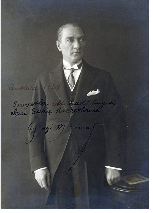 It has been revealed that there is also a video of Atatürk's studio photo shoot