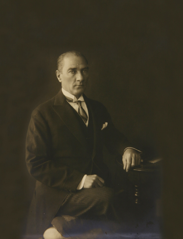 It has been revealed that there is also a video of Atatürk's studio photo shoot