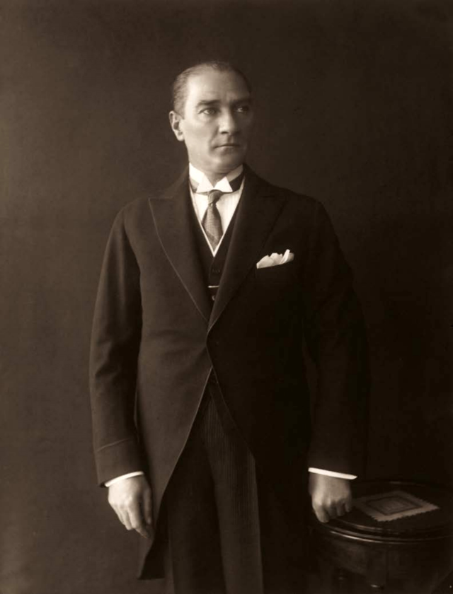 It has been revealed that there is also a video of Atatürk's studio photo shoot