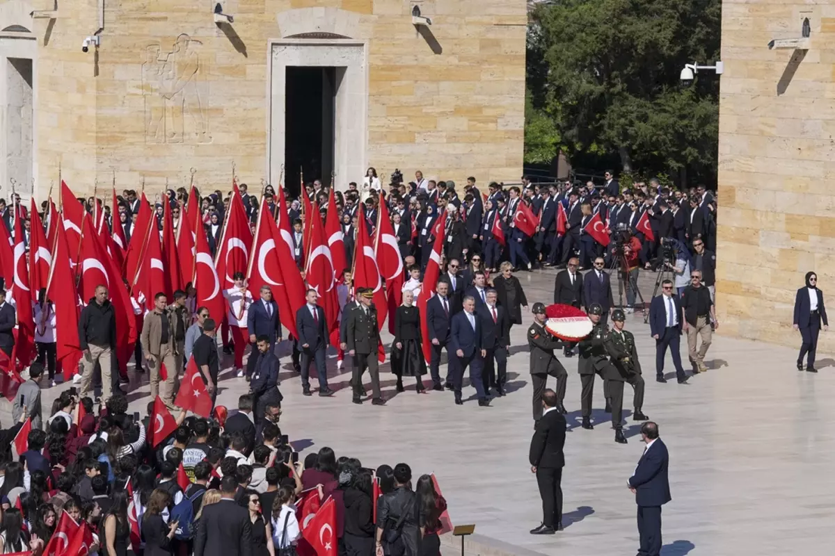 Bakan Bak, gençler ve sporcularla Anıtkabir'i ziyaret etti