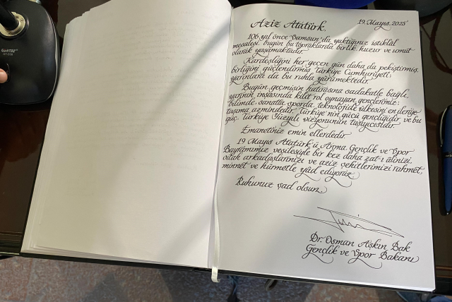 Bakan Bak, gençler ve sporcularla Anıtkabir'i ziyaret etti