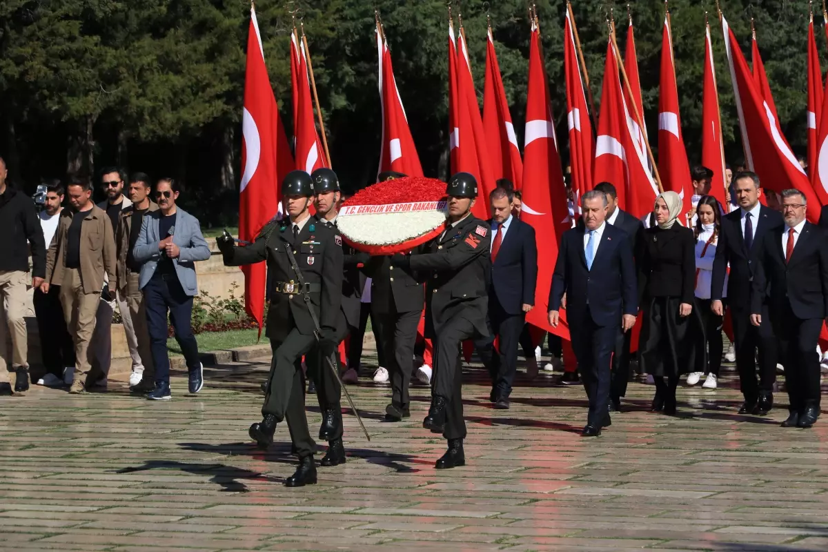Bakan Bak, Gençler ve Sporcularla Anıtkabir'i Ziyaret Etti