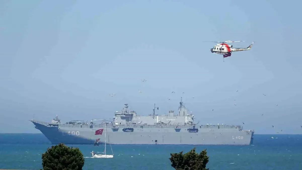 Samsun'da 19 Mayıs Kutlamaları Kapsamında Balıkçı Tekneleri Tören Geçişi